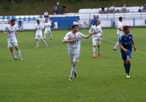 Fotbalisté Bohemie Poděbrady (v bílém) se mohou po letošní spanilé jízdě těšit na Krajský přebor