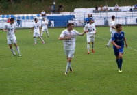 Fotbalisté Bohemie Poděbrady (v bílém) se mohou po letošní spanilé jízdě těšit na Krajský přebor