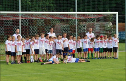 /Nymburský deník/ Slávista Jan Bořil předal trofej i medaile hráčům přípravky Bohemie Poděbrady